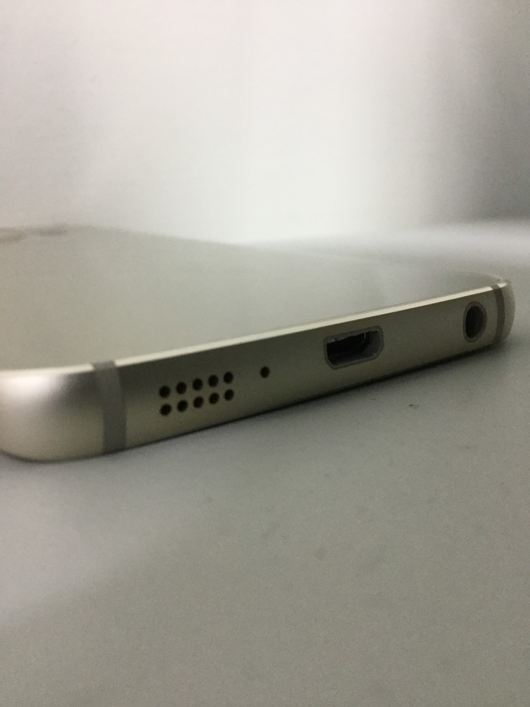 Samsung Galaxy S6 Edge Bottom Macro light play