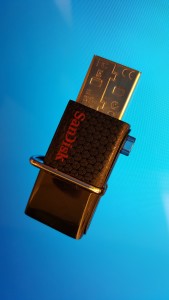 SanDisk Ultra Dual USB Drive 3.0 vertical with blue background