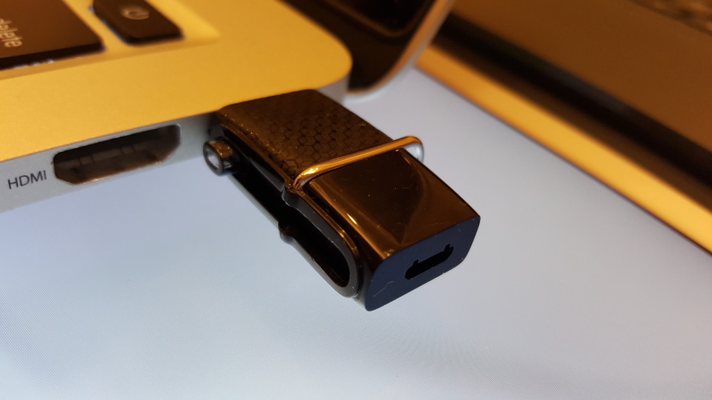 SanDisk Ultra Dual USB Drive 3.0 with MacBook Pro Macro Shot