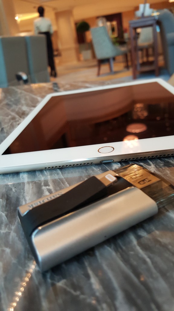 Apple iPad Air 2 not connected to Lightning Sandisk iXpand Flash Drive
