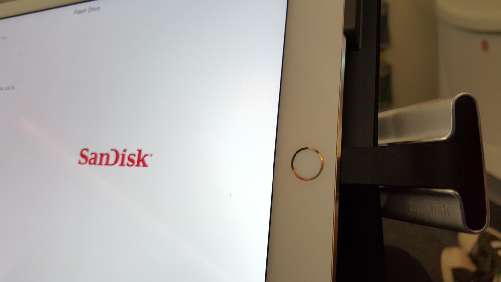 SanDisk iXpand Flash Drive connected to Apple iPad Air 2