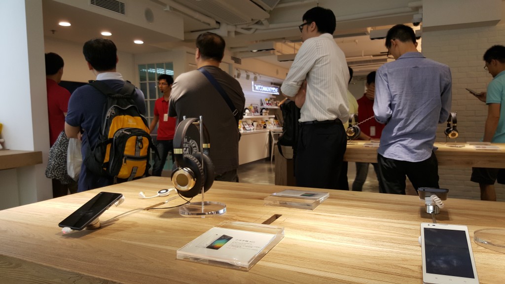 Xiaomi Hong Kong many people seeing product demo