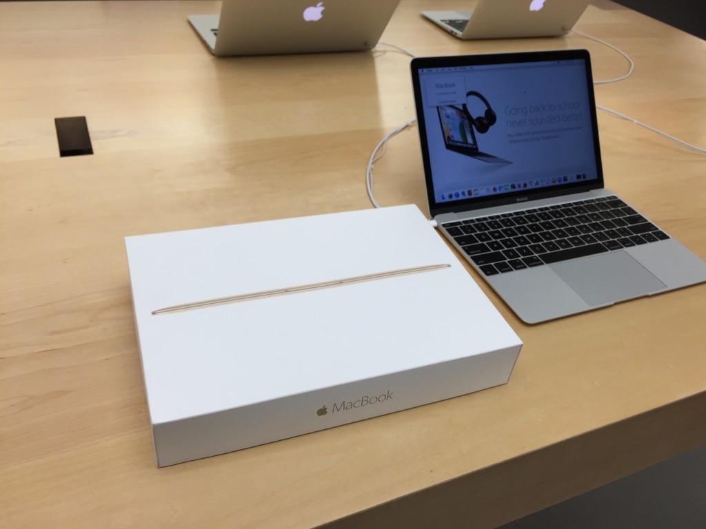 Apple MacBook Type C at Apple Store Westfield Valley Fair Mail Santa Clara California unboxing-0