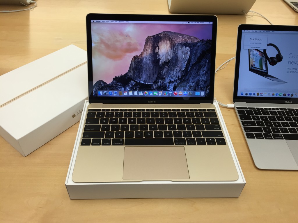 Apple MacBook Type C at Apple Store Westfield Valley Fair Mail Santa Clara California unboxing-2