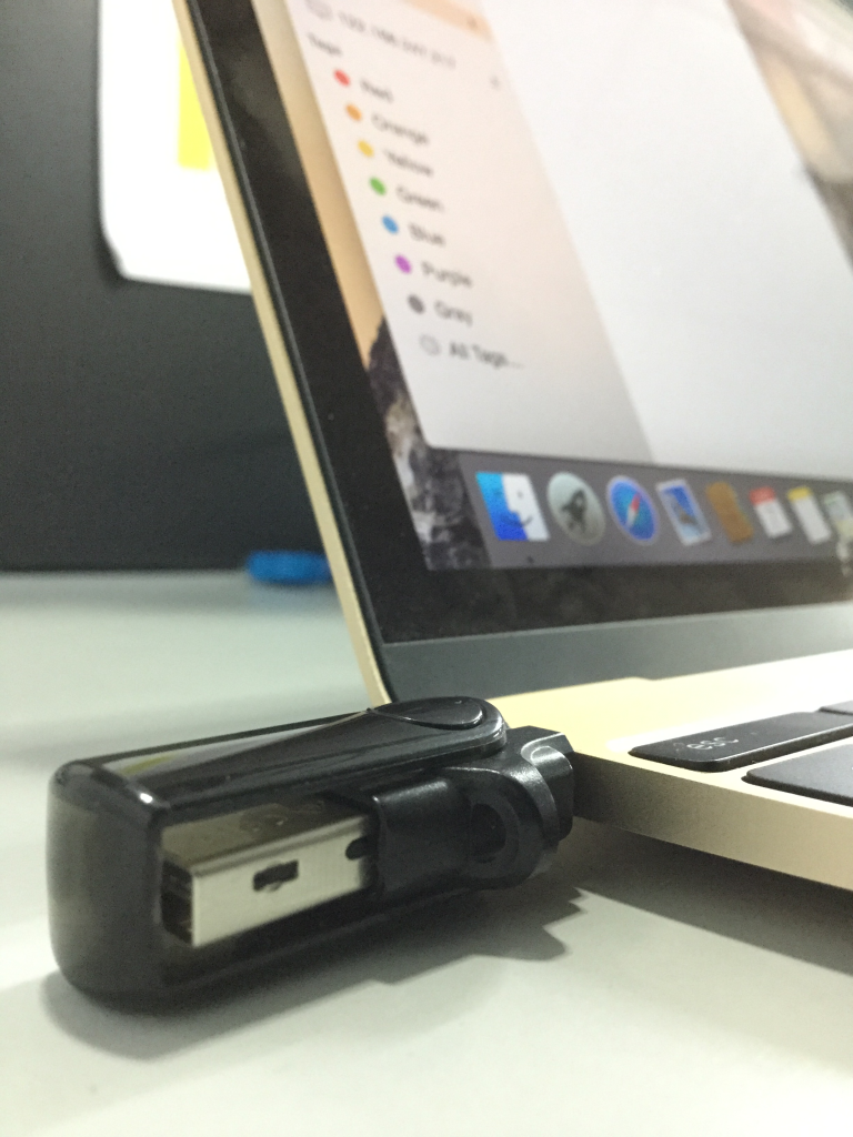 SanDisk Dual Drive connected through USB Type C with Apple Macbook side view