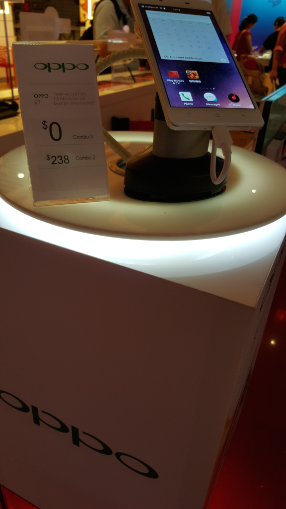 Singtel Oppo display