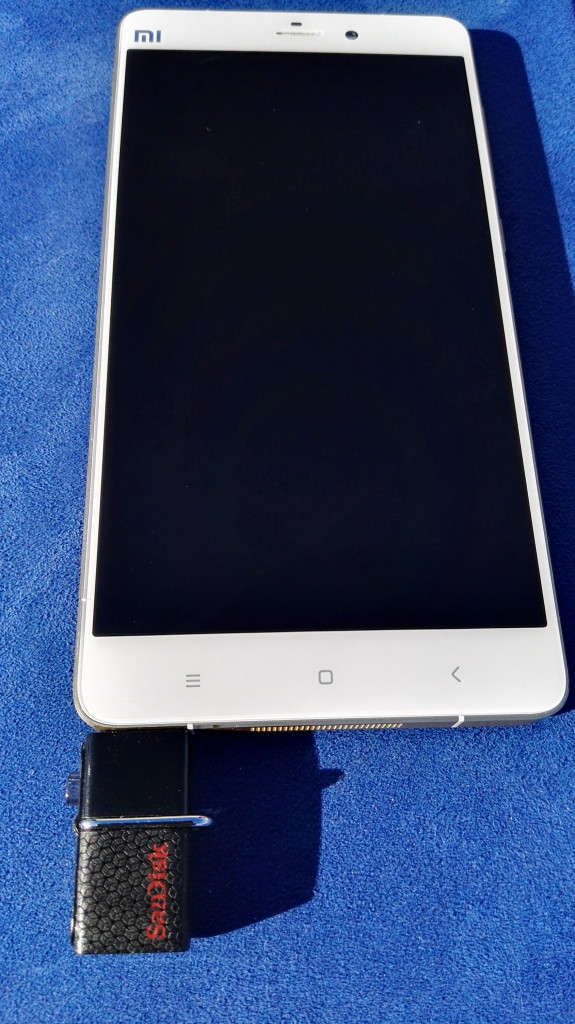  Xiaomi-Mi-Note-Pro-with-SanDisk-Ultra-Dual-USB-Drive-3.0