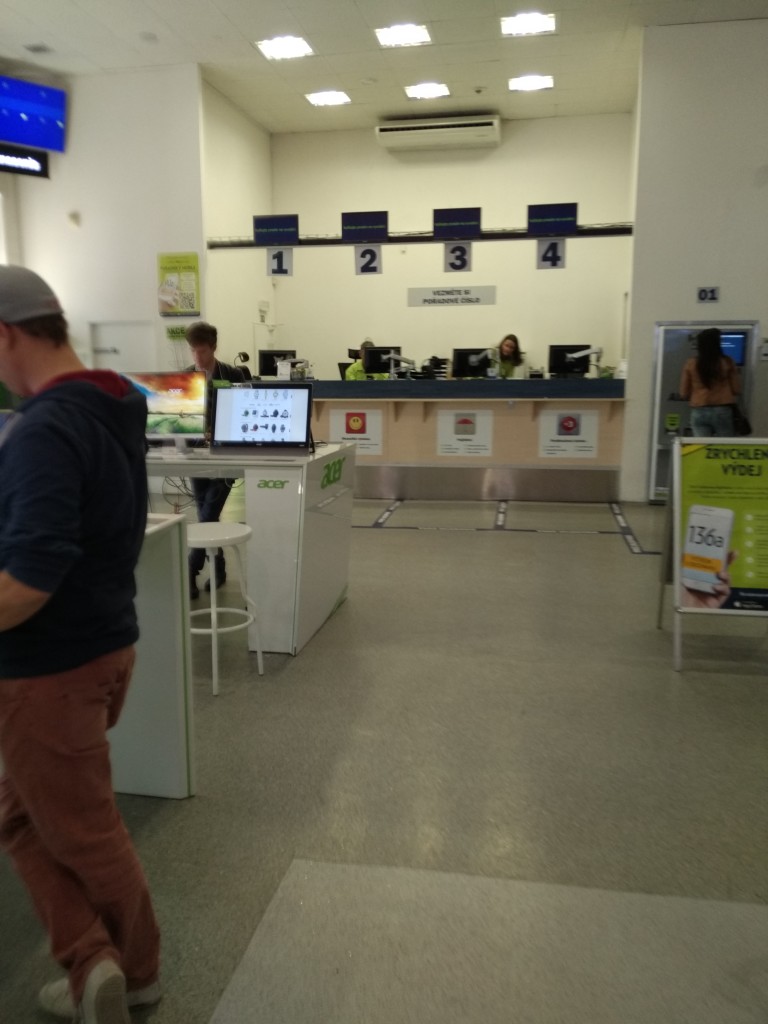 Alaza Prague Shopping Experience- Buying TomTom Sports Watch-11 paying area