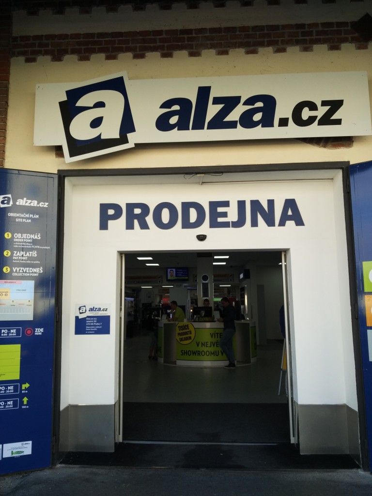 Alaza Prague Shopping Experience- Buying TomTom Sports Watch-3