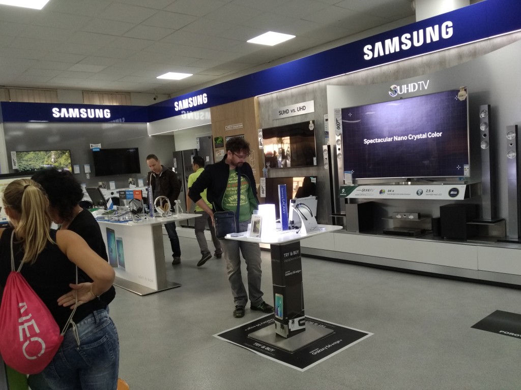 Alaza Prague Shopping Experience- Buying TomTom Sports Watch-6
