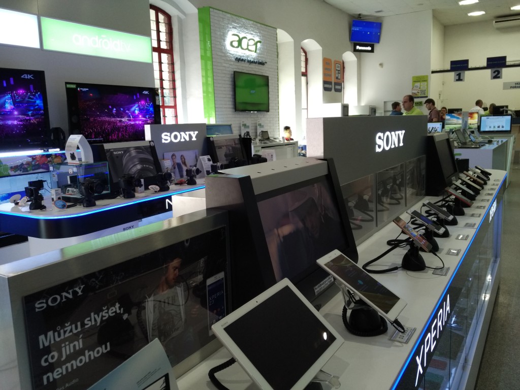 Alaza Prague Shopping Experience- Buying TomTom Sports Watch-9
