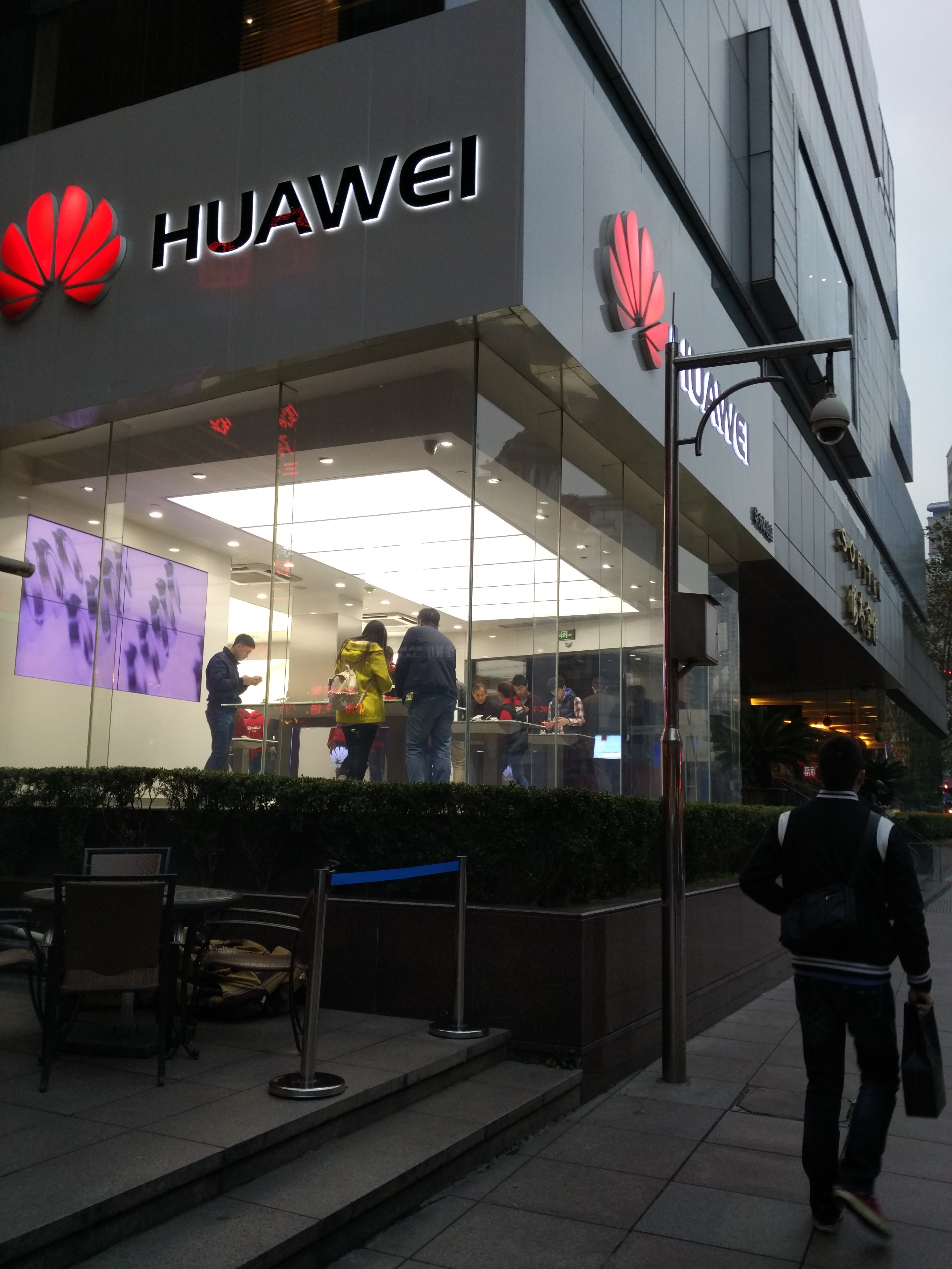 Купить huawei в магазине. Хуавей стор. Huawei магазин. Магазин Huawei в Китае. Huawei Showroom.